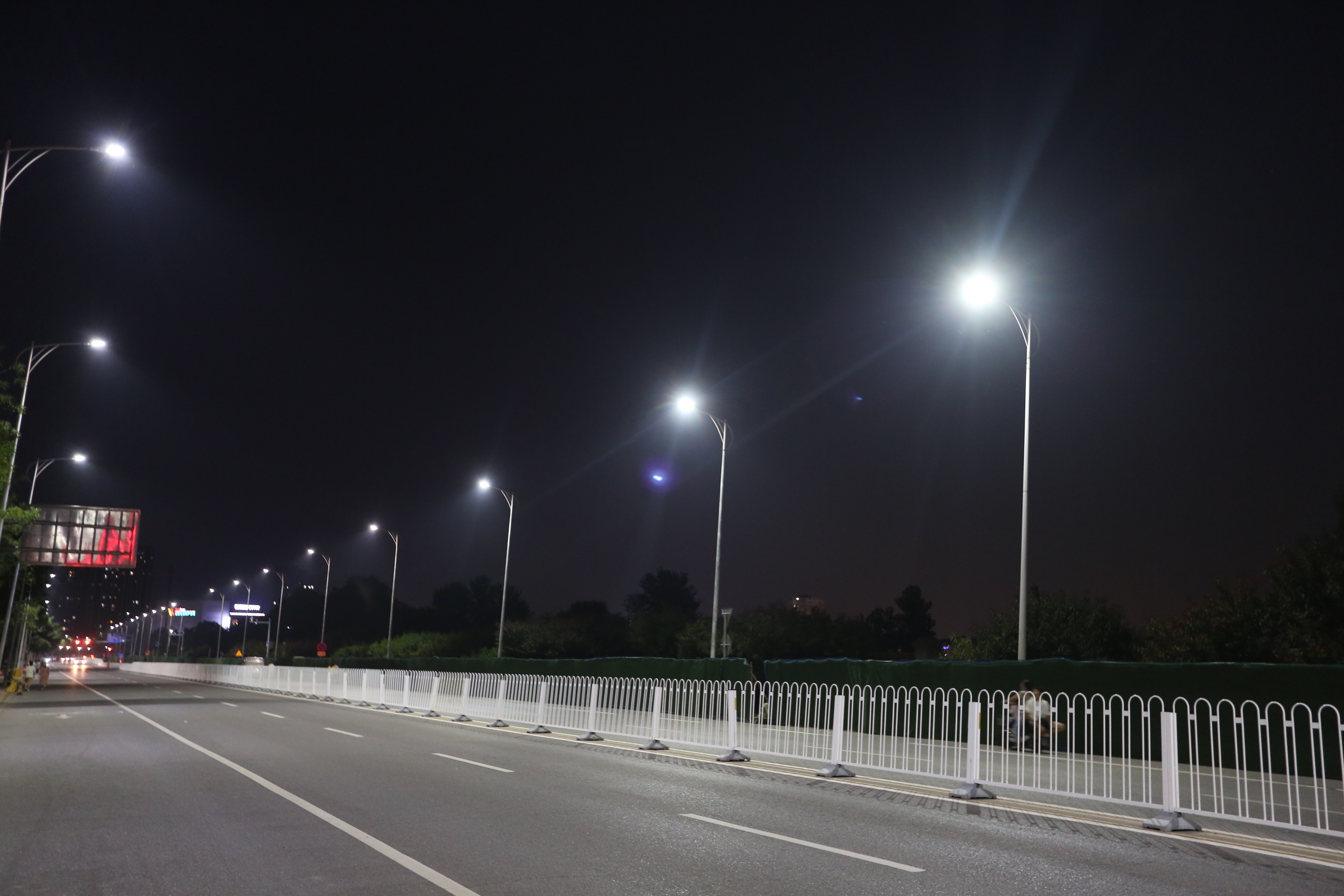 多燈頭LED市電路燈 點亮城市脈絡，構筑智慧照明新生態